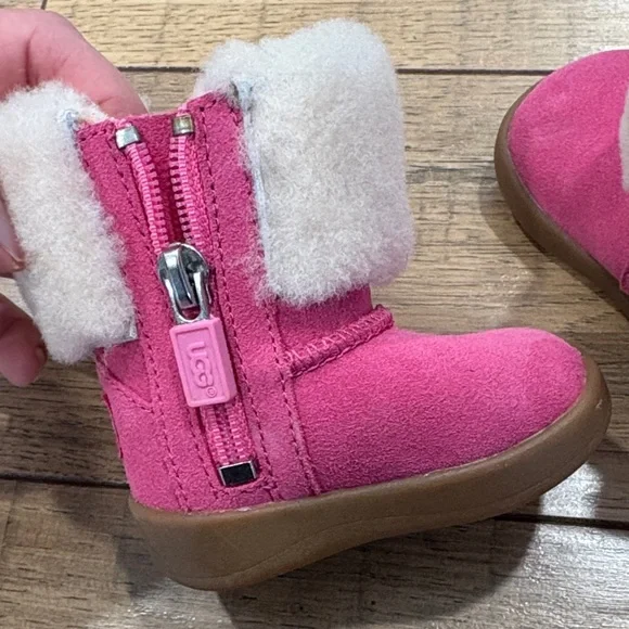 💗UGG Fuchsia and Fur Baby Girl Boots💗 size 1 - Picture 3 of 6